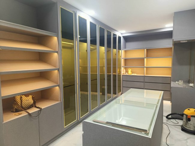 ตู้เสื้อผ้า